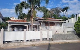 Casa em ampla e confortável em bairro nobre